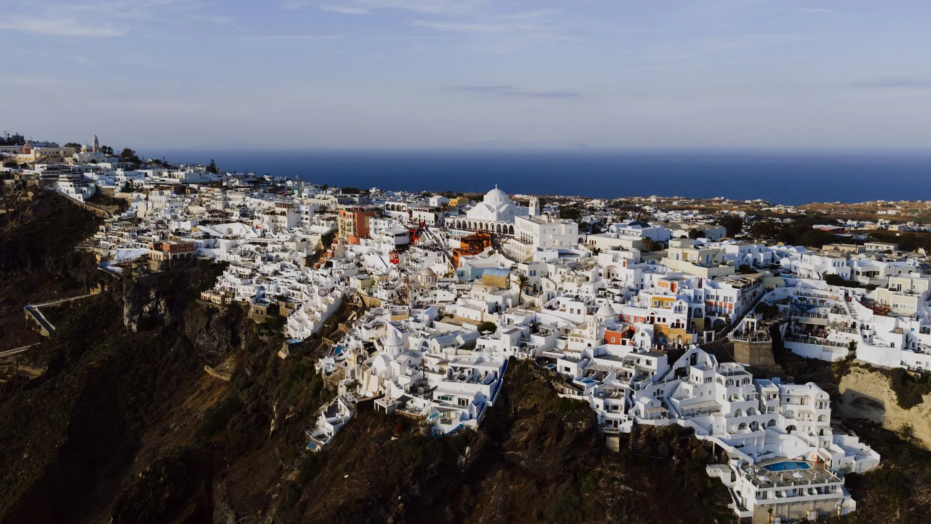 Vue aérienne des maisons blanches de Fira à Santorin