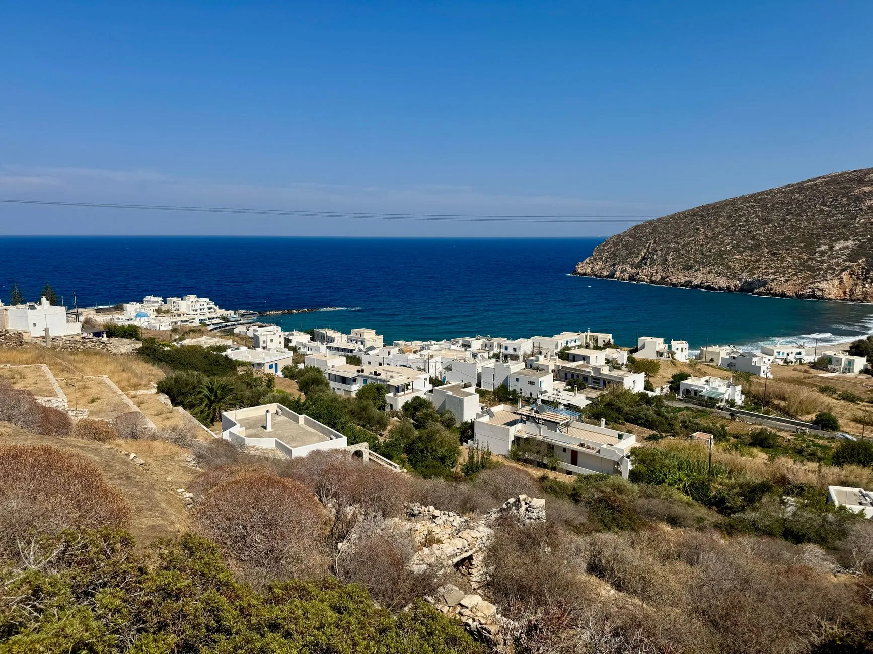 Village blanc de Chora perché sur la falaise à Folegandros