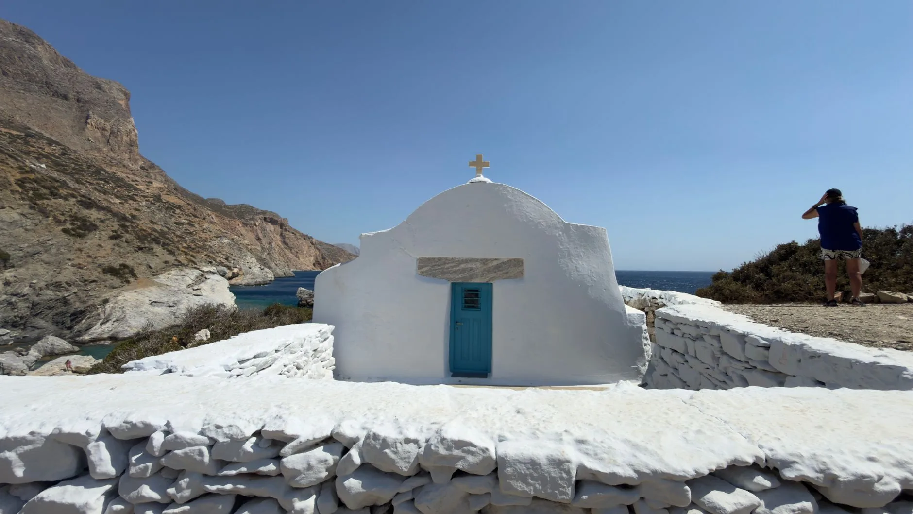 Chapelle blanche au bord de la mer Égée dans les Cyclades