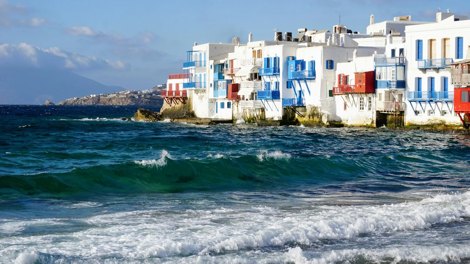 Moulins et maisons blanches de Mykonos face à la mer Égée