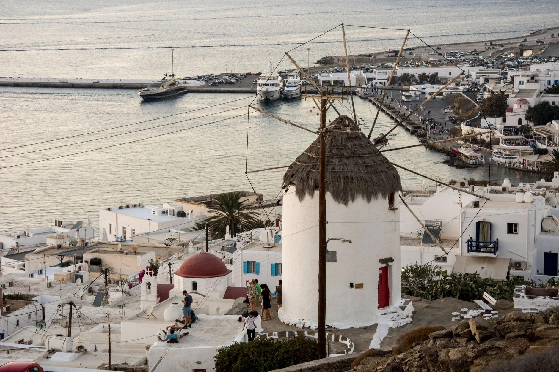 Village blanc et port de pêche sur une île des Cyclades
