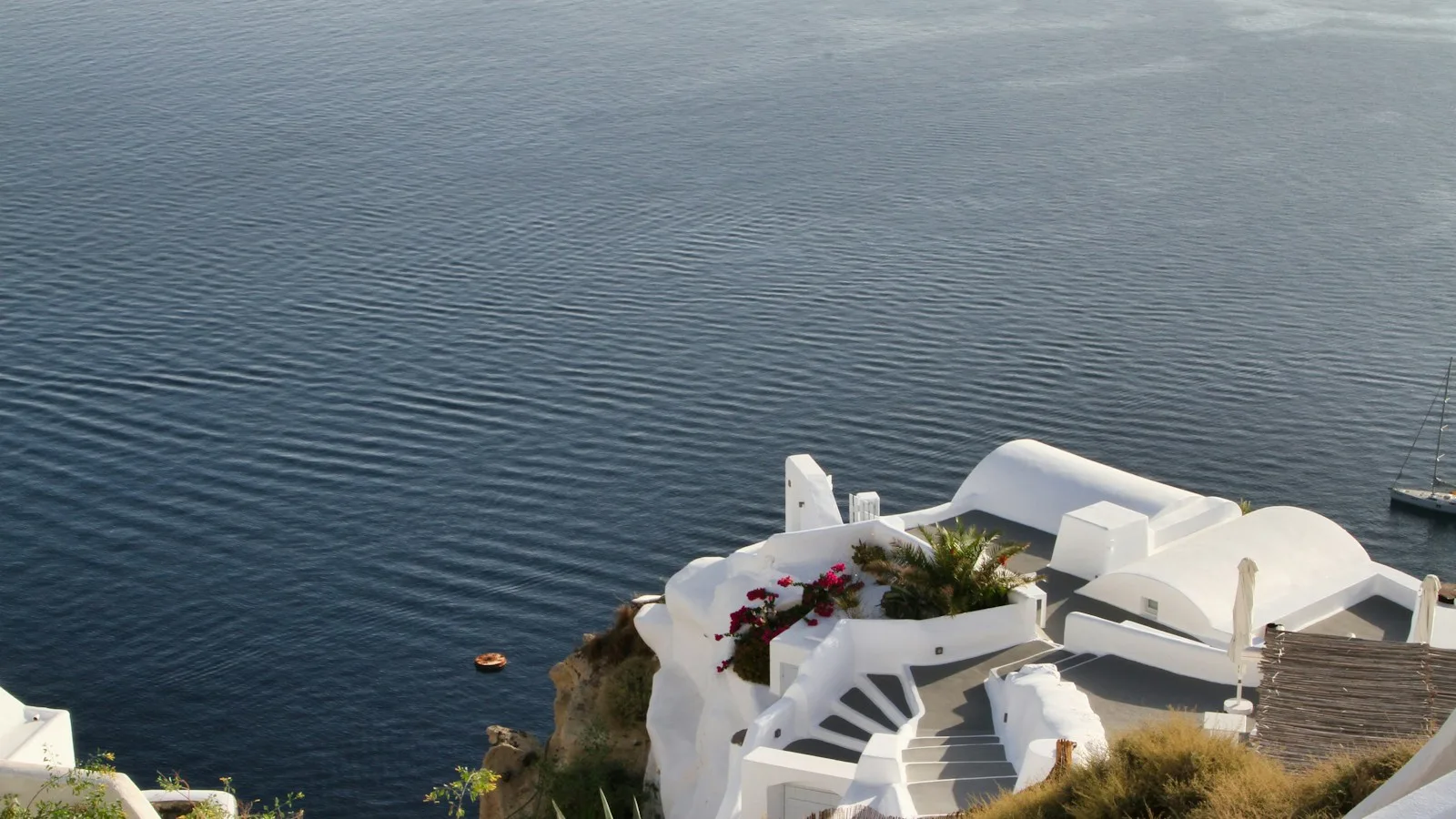 Bâtiments blancs dominant la mer Égée dans les Cyclades