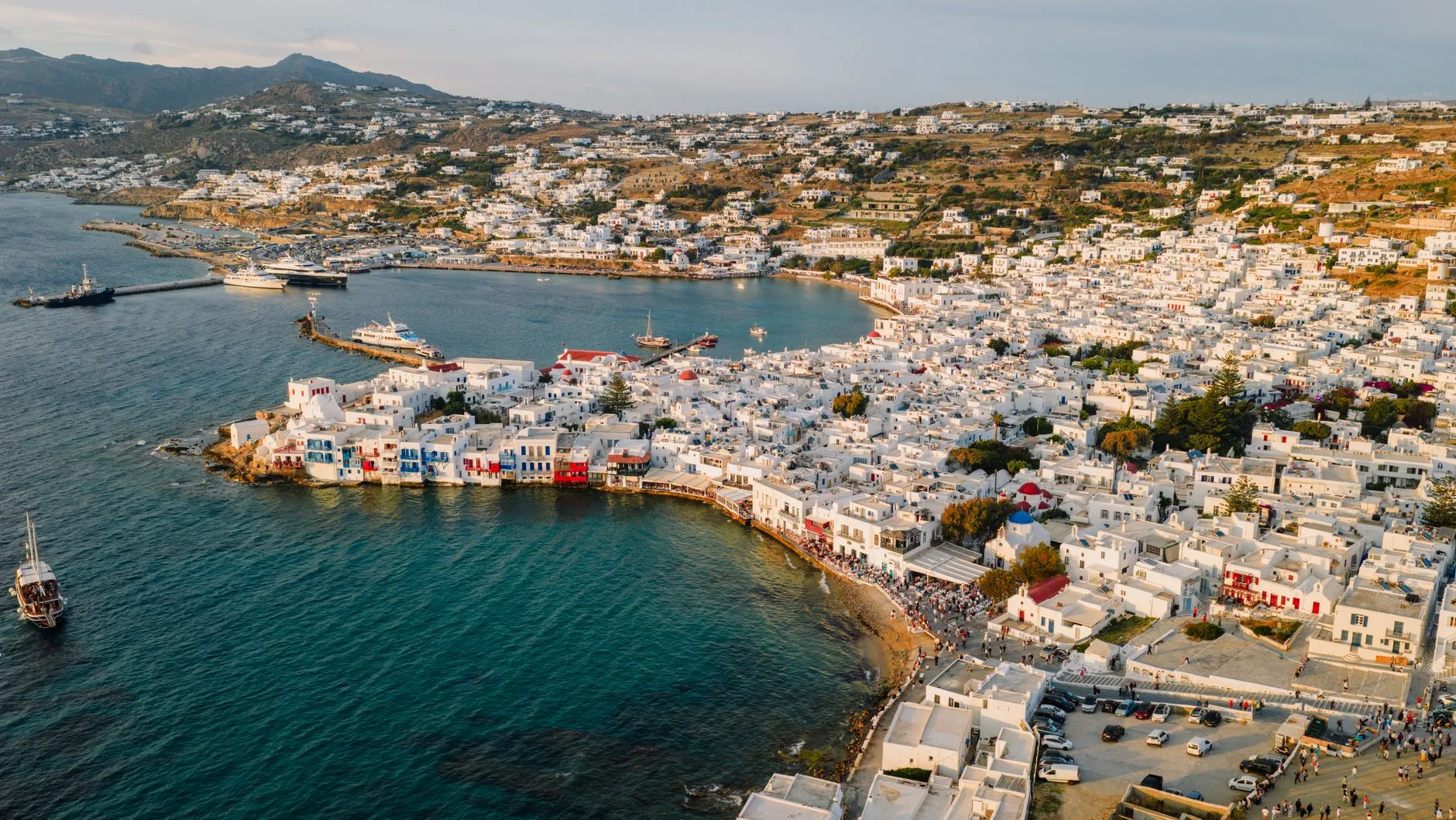 Vue aérienne de la ville de Mykonos et de son front de mer